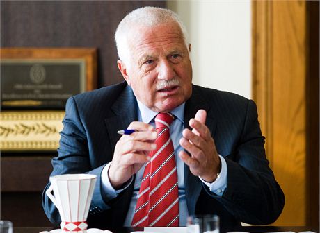 Exprezident Václav Klaus v komentái pro iDNES.cz a MF DNES uvedl, e proti komunismu bojoval jiným zpsobem ne chartisté.