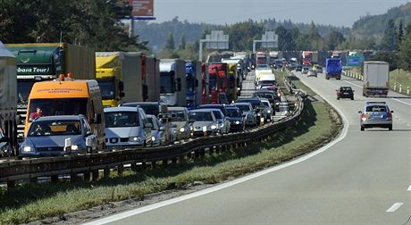 Kvli nehod na dálnici D1 u Domaova na Brnnsku se udlala dlouhá kolona. Ilustraní foto