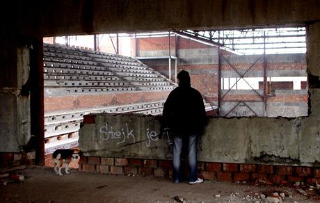 Torzo sportovní haly by mlo brzy zmizet. Výbrové ízení na její demolici se...