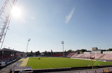 Na brnnském stadionu zasteí tyi tisíce míst. I kvli ligovým pedpism a blíícímu se evropskému ampionátu do 21 let.