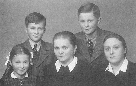 Rodina Maínových za války v roce 1944. V popedí zleva Zdena Maínová, babika...