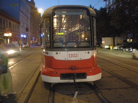 Za nehodu mohla technická závada na zaízení, které spojuje vozy tramvaje.