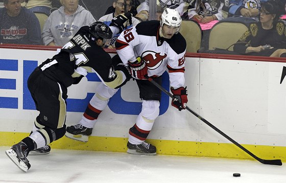 Jaromíra Jágra z New Jersey Devils brání pittsburský obránce Brooks Orpik.