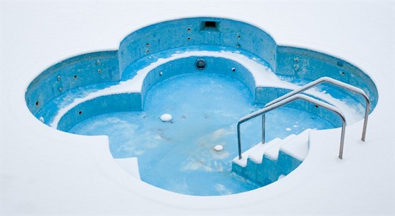 Bazén byste správn ped zimou mli zakrýt plachtou.
