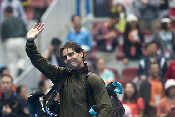 POZDRAV JEDNIKY. Rafael Nadal mává publiku poté, co se stal znovu svtovou...