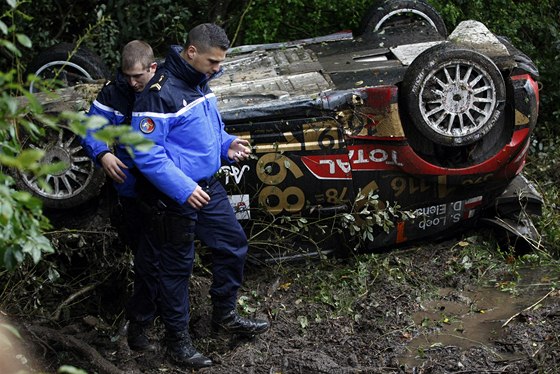 KONENÁ. Zdemolovaný citroën Sébastiana Loeba pi Francouzské rallye.