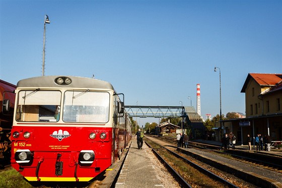 Na trati mezi praským Masarykovým nádraím a akovicemi jezdí modernizované motoráky typu 810.