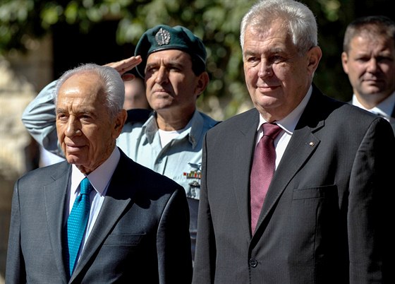 Milo Zeman po boku svého izraelského protjku imona Perese pichází do...