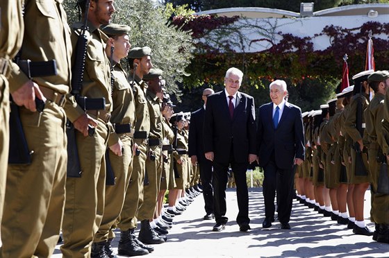 Prezident Milo Zeman se svým izraelským protjkem imonem Peresem prochází...