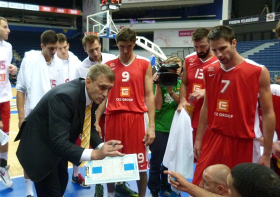 Basketbalisté Nymburka v zápase o Euroligu s tureckým Banvitem naslouchají pokynm trenéra Kestutise Kemzury.