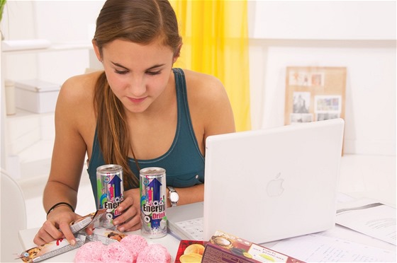 Mladé dívky dnes asto drí diety, energetické nápoje si pi nich ale neodpustí. (ilustraní snímek)