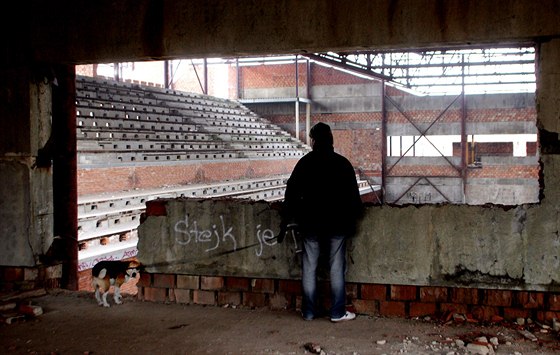 Výbrové ízení zakázky na demolici torza sportovní haly v Pardubicích se bude opakovat.