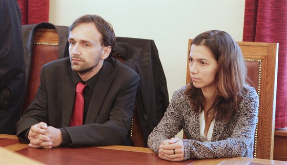 Obvinní táboroví vedoucí Luká Blaek a Anna Frantalová ped soudem.