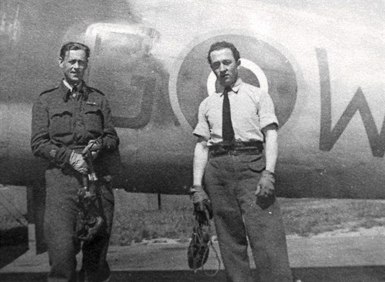 Josef Adam (vlevo) u 68. stíhací peruti.