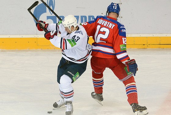Jan Ková (vlevo) z Magnitogorsku se proti Vladivostoku prosadil dvakrát.