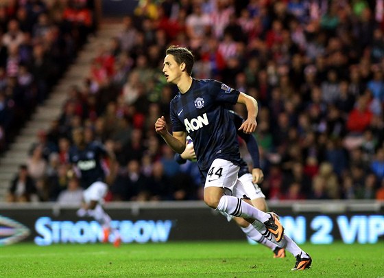 Záloník Adnan Januzaj z Manchesteru United se raduje z gólu.