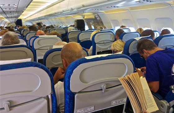 Sklápní sedadel v letadel bývá astou píinou hádek mezi pasaéry. Vtina