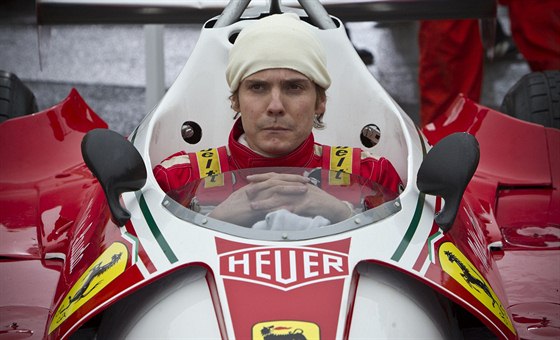 Daniel Brühl jako Niki Lauda ve filmu Rivalové