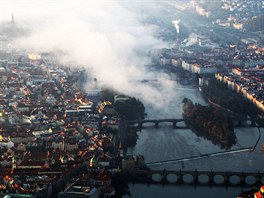 Ustupující mlha nad ekou v centru msta z opané strany. Práv kvli...