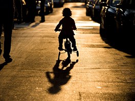 NA KOLE ZA SLUNCEM. Malý chlapec si na kole uívá poslední paprsky slunce,...