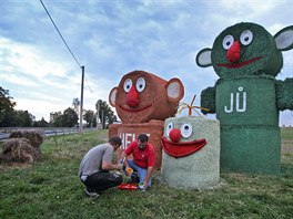 Tradiní místo, tradiní slamáci. V Jakubov u Moravských Budjovic zdraví...