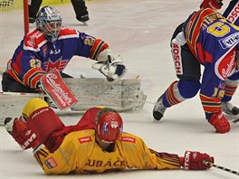 Jihlavsk hokejisty (ve lutm Radek Hubek) v eskch Budjovicch zastavil...