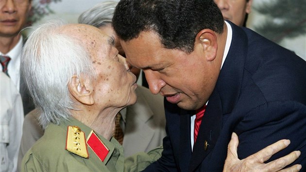 Vietnamsk generl Giap s nkdejm venezuelskm rpezidentem Hugo Chvezem na snmku z roku 2006