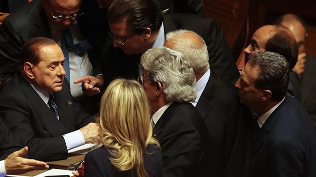 Silvio Berlusconi debatuje se sentory bhem hlasovn o vysloven dvry vld Enrica Letty. (2. jna 2013)