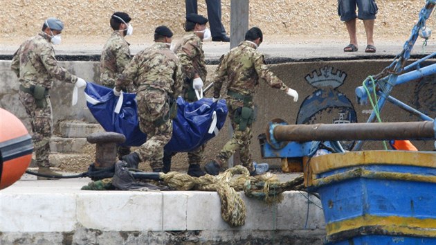 Italt vojci vyn z lodi tla africkch benc, kte utonuli u Lampedsuy (7. jna 2013)