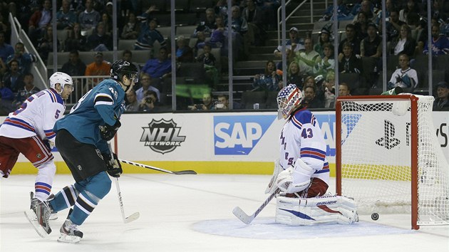 PROLO TO. Tet branka Tome Hertla do st NY Rangers.