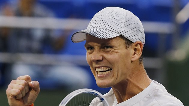 RADOST. Tom Berdych na turnaji v anghaji postoupil pes panla Feiciana Lpeze.