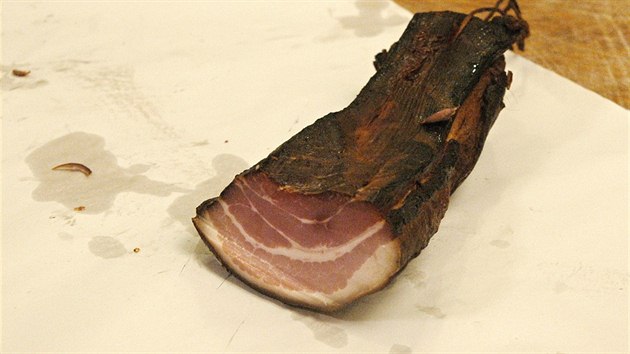Doma vyuzen libov slanina, kterou si vyrb sm eznk Kna.