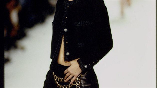 Nic novho pod sluncem? Supermodelka Kate Mossov mla mezeru mezi stehny u v 90. letech. Na pomry nkterch dnench dvek ale byla "tlust".