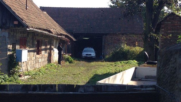 Staven v Zhornicch na Nymbursku, kde policist ve stodole objevili dv mrtv tla (1.10.2013)