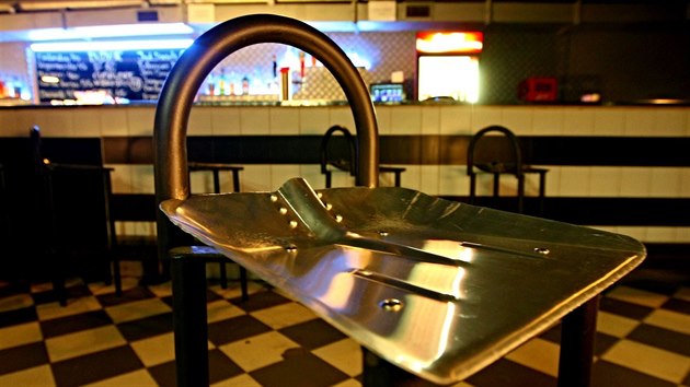 Nechyb ani designov barov stoliky z lopat, znm ji z nkdejho libereckho pubu Suicide.
