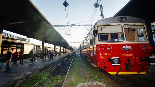 Modernizovan motork typu 810 firmy KC Doprava poprv vyrazil z praskho Masarykova ndra do akovic.