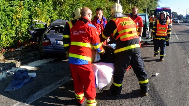 Hasii se zchrani zasahuj u vn dopravn nehody BMW blzko ostravskch Bazal. (30. z 2013)
