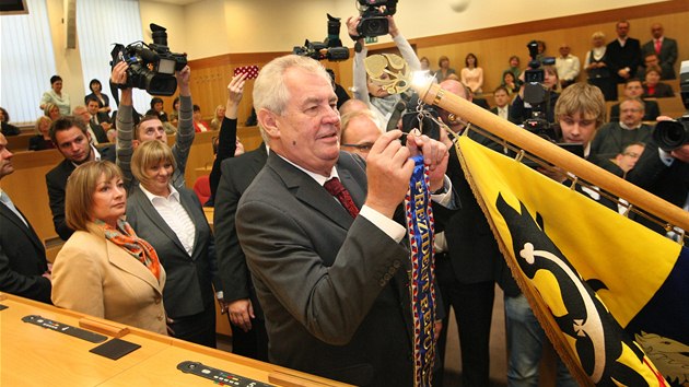 Milo Zeman ve prezidentskou stuhu na prapor Moravskoslezskho kraje. (1. jna 1013)