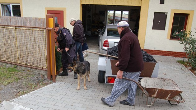 Policist prohledvaj okol poty ve Skipov na Opavsku, kde nkdo zavradil mstn poaku. (1. jna 2013)