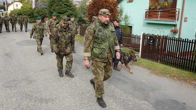 Policistm pi prohledvn Skipova na Opavsku, kde nali zavradnou poaku, pomhaj i vojci. (1. jna 2013)