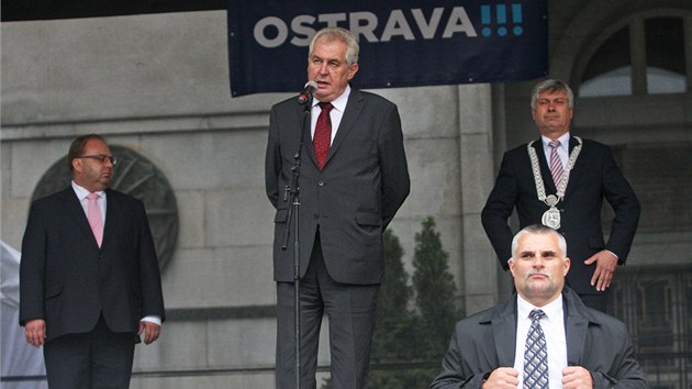 Milo Zeman na setkn s obany na Prokeov nmst v Ostrav. Vpravo primtor Petr Kajnar, vlevo hejtman Miroslav Novk. (1. jna 2013) 