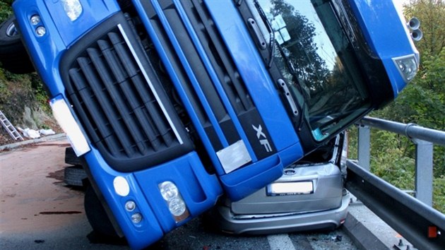 Kabina  tahae dopadla na osobn auto a rozdrtila ho. Natst dopadla na zadn sedadla. idii obou aut vyvzli z nehody v Luanech na Nisou na Jablonecku s lehkm zrannm.