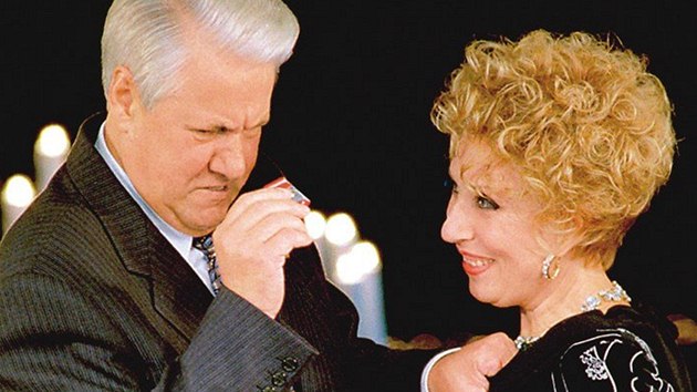 Populární ruská herečka Inna Čurikovová, kterou známe z role Marfuši v Mrazíkovi, na audienci u prezidenta Jelcina.