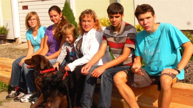 Rodina Kateiny Slavkov: zleva Kristnka, Gabriela, Samuel, maminka Kateina, Dominik a imon.