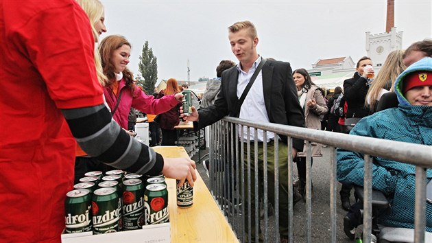 Ped vyhlenm mistra svta v souti Master Bartender, kterm se stal Frantiek stka z USA, se rozdalo 8 000 uniktnch retro plechovek urench pro hromadn ppitek.