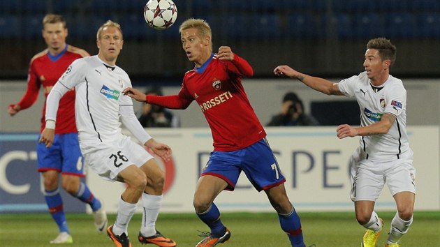 Keisuke Honda z CSKA Moskva se probj mezi plzeskmi Milanem Petrelou (vpravo) a Danielem Kolem.