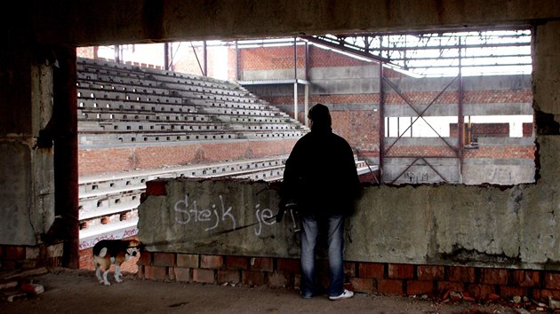 Torzo sportovn haly by mlo brzy zmizet. Vbrov zen na jej demolici se ale muselo opakovat.