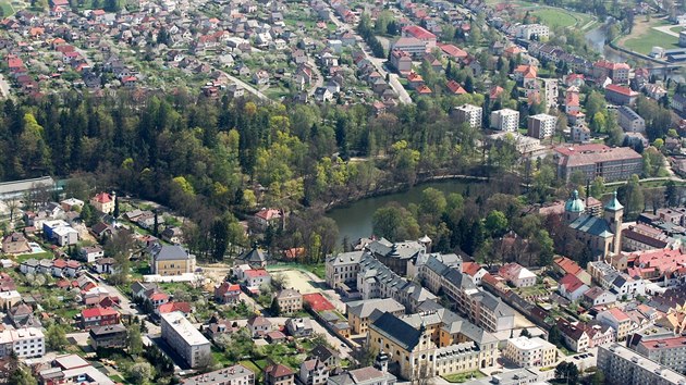 Havlkv Brod. Uprosted je park Budoucnost s rybnkem Hastrman, vpedu bval klter, vzadu vilov tvr ikov.