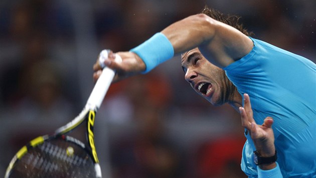 Rafael Nadal servruje na turnaji v Pekingu. 