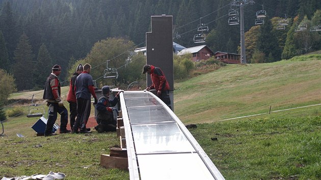 Pojezdov ps zjednodu pesun lya mezi doln stanic vlek Zahrdky a Vysok Svah a lanovkou Hnd vrch